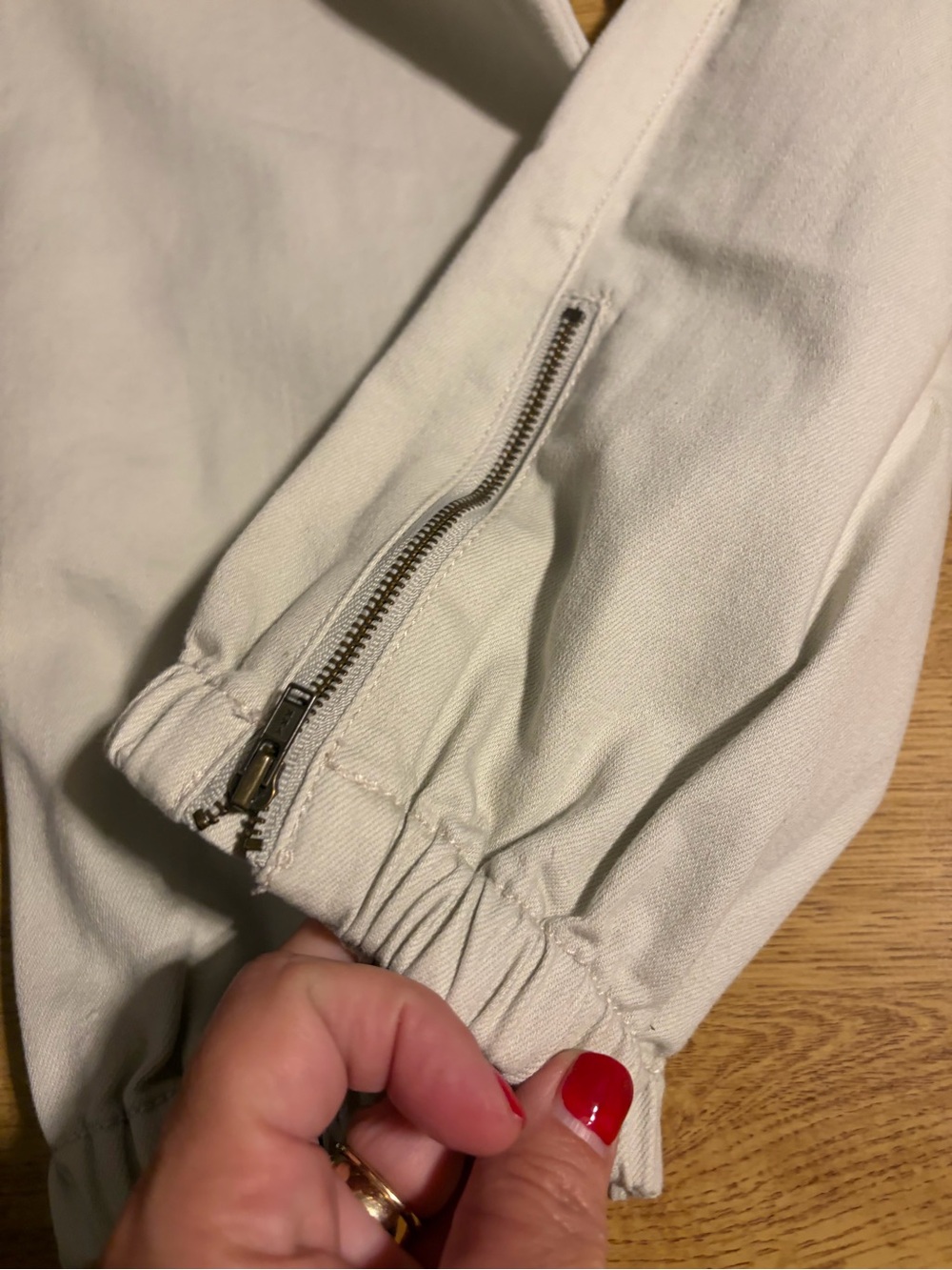 CAbi Cream Elastic Ankle denim Joggers- size 6 NWOT - Picture 8 of 9
